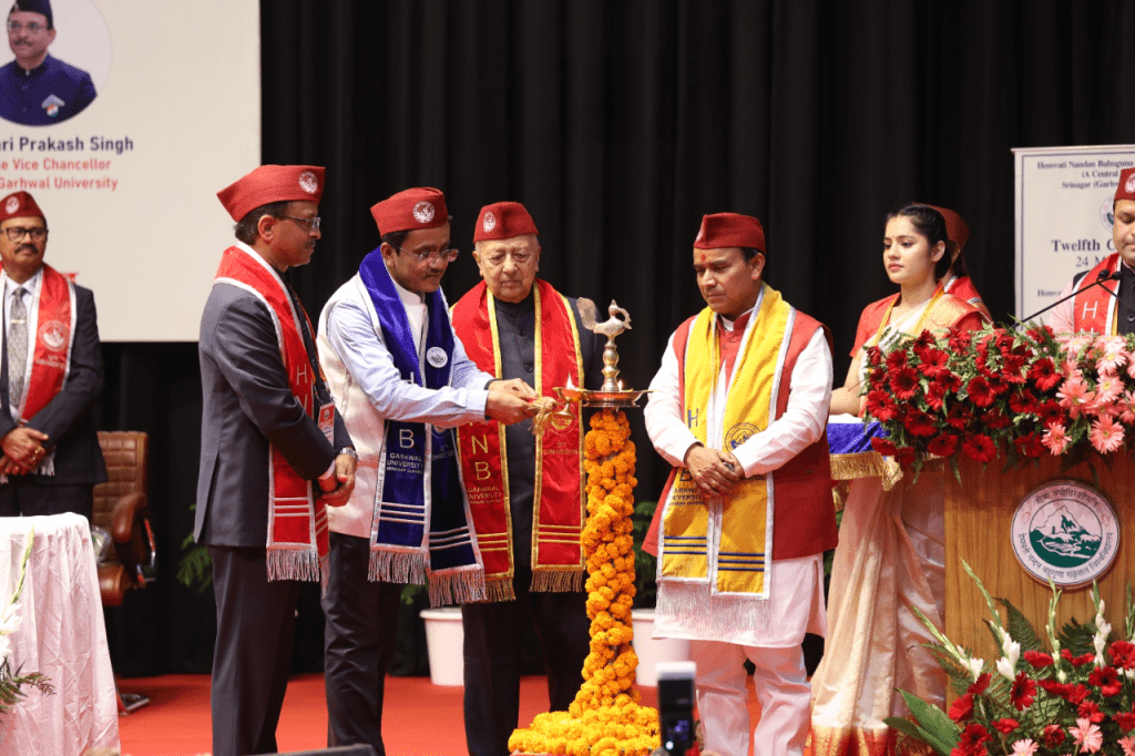 हेमवती नंदन बहुगुणा गढ़वाल विश्वविद्यालय का 12वां दीक्षांत समारोह सम्पन्न ।