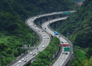 दिल्ली-देहरादून एक्सप्रेसवे पर जल्द दौड़ेंगी इलेक्ट्रिक बसें, किराया होगा सस्ता और सफर हाईटेक।