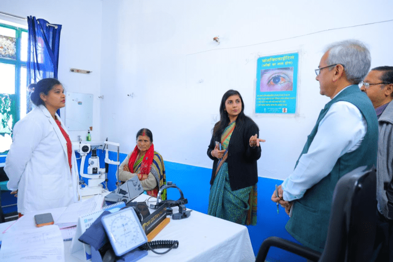पौड़ी जिला चिकित्सालय निरीक्षण में जिलाधिकारी ने स्वास्थ्य सेवाओं की गुणवत्ता पर ली समीक्षा, दिए अहम निर्देश