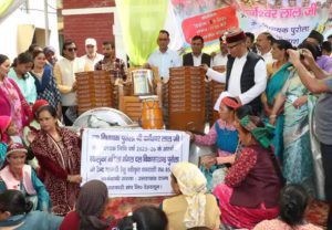 38 ग्राम पंचायतों की महिला मंगल दलों को विधायक दुर्गेश्वर लाल ने बांटी उपयोगी सामग्री