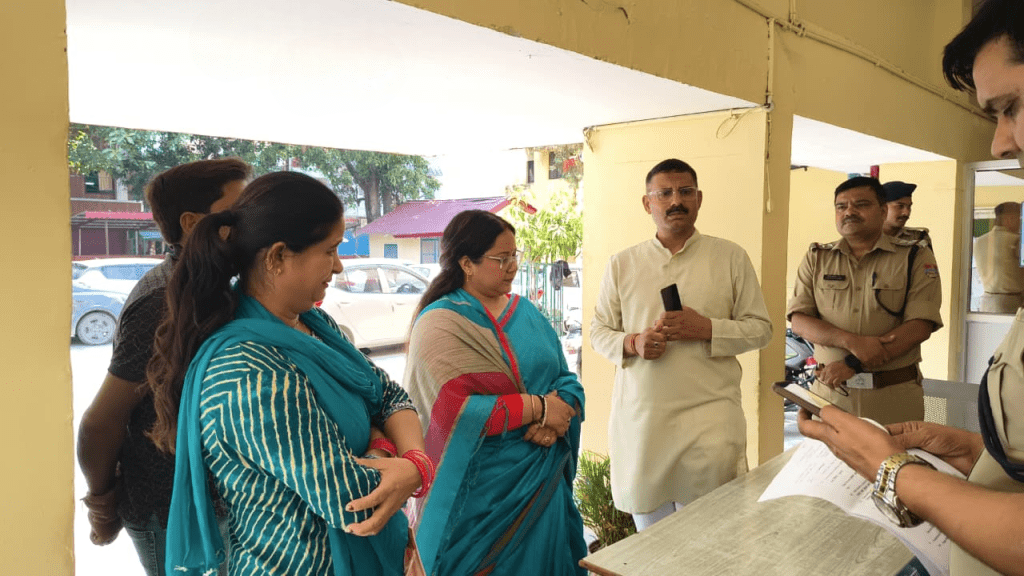 मेयर आरती भंडारी खुद कोतवाली पहुंचीं, चोरी पीड़ित महिला को दिलाया न्याय का भरोसा