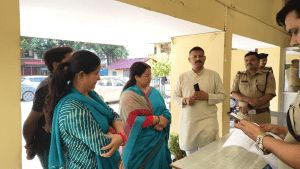 मेयर आरती भंडारी खुद कोतवाली पहुंचीं, चोरी पीड़ित महिला को दिलाया न्याय का भरोसा