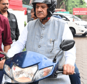 ईंधन बचत का संदेश देते स्कूटी पर नजर आए कैबिनेट मंत्री गणेश जोशी, सोशल मीडिया पर उठे सवाल