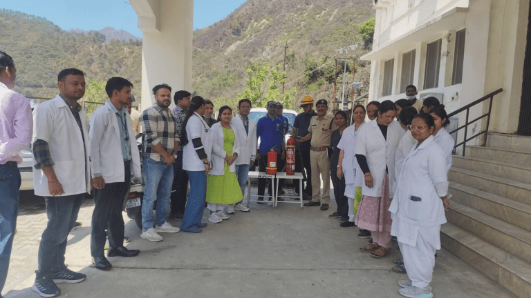 रुद्रप्रयाग जिला चिकित्सालय में अग्नि सुरक्षा मॉक ड्रिल, हाइड्रेंट और अलार्म सिस्टम का परीक्षण किया गया