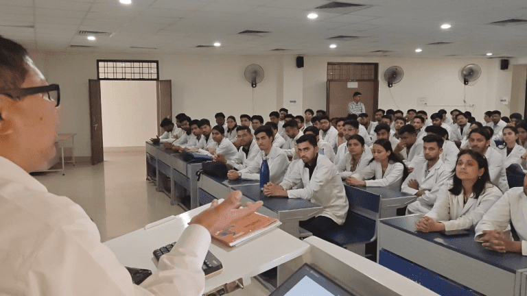 श्रीनगर मेडिकल कॉलेज में इंटर्नशिप ओरिएंटेशन कार्यक्रम, नवप्रशिक्षु डॉक्टरों को दी गई व्यावहारिक चिकित्सा की तैयारी