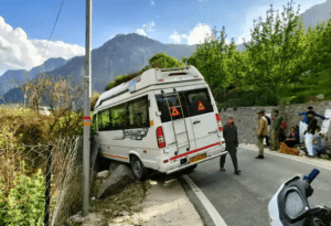 सुक्की टॉप पर टेम्पो ट्रैवलर फिसला, पैरापिट ने बचाई 10 यात्रियों की जान।