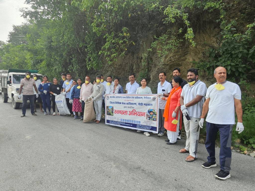 अंतर्राष्ट्रीय योग दिवस पर श्रीनगर न्यायालय परिसर में योग एवं वृहत स्वच्छता अभियान, सिविल जज अलका के नेतृत्व में न्यायिक अधिकारियों व अधिवक्ताओं ने लिया भाग।