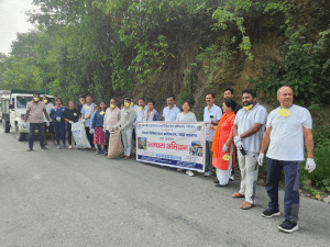 अंतर्राष्ट्रीय योग दिवस पर श्रीनगर न्यायालय परिसर में योग एवं वृहत स्वच्छता अभियान, सिविल जज अलका के नेतृत्व में न्यायिक अधिकारियों व अधिवक्ताओं ने लिया भाग।