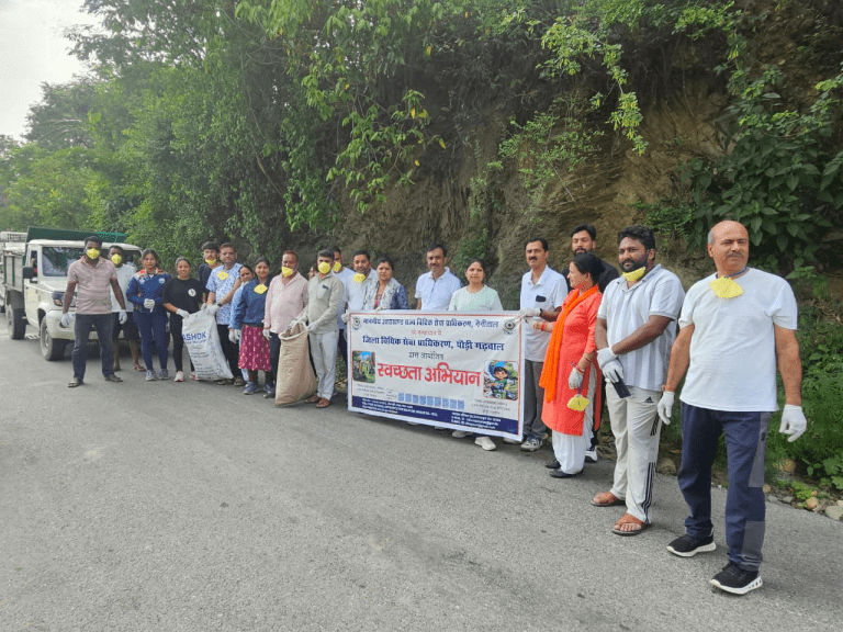 अंतर्राष्ट्रीय योग दिवस पर श्रीनगर न्यायालय परिसर में योग एवं वृहत स्वच्छता अभियान, सिविल जज अलका के नेतृत्व में न्यायिक अधिकारियों व अधिवक्ताओं ने लिया भाग।