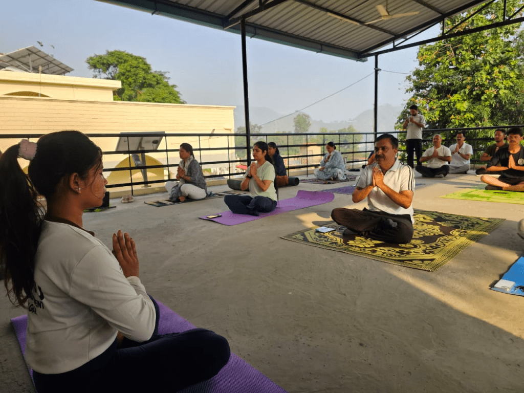 International Yoga Diwas Par Srinagar Nyayalaya Parisar Mein Yoga Evam Vrihat Swachhta Abhiyan1