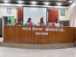 श्रीनगर में सफाई कर्मचारी आयोग के उपाध्यक्ष भगवत प्रसाद मकवाना ने संविदा कर्मियों के नियमितीकरण और वेतन पर फोकस के दिए निर्देश।