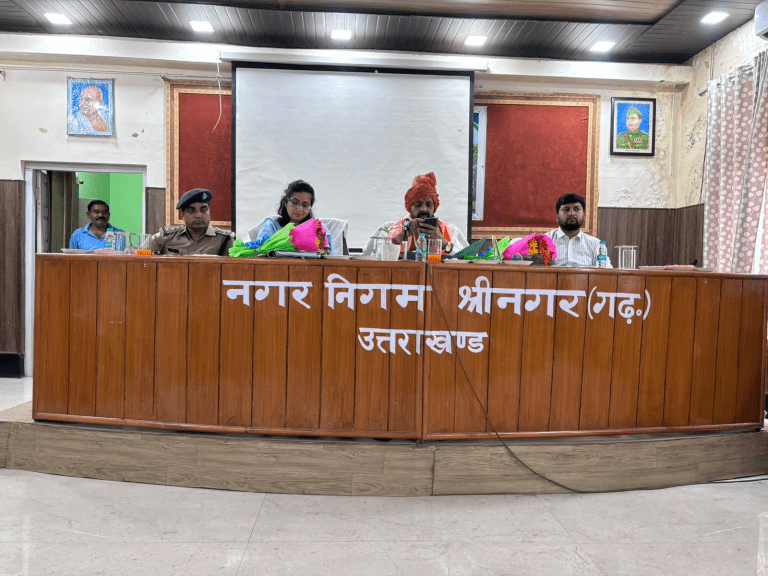 श्रीनगर में सफाई कर्मचारी आयोग के उपाध्यक्ष भगवत प्रसाद मकवाना ने संविदा कर्मियों के नियमितीकरण और वेतन पर फोकस के दिए निर्देश।