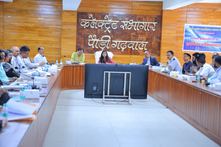 बैंकों की उदासीनता पर डीएम का सख्त रुख, सीडी रेशियो सुधारने और लंबित ऋण निस्तारण के दिए कड़े निर्देश।