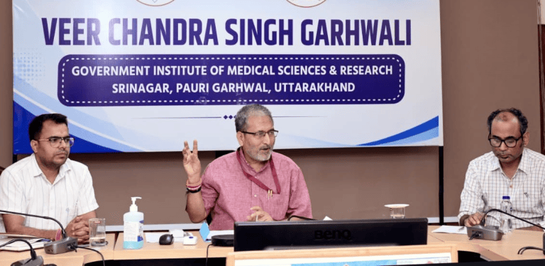श्रीनगर मेडिकल कॉलेज में ‘पत्रकार संवाद’: मरीज सहायता केंद्र और चार नए पैरामेडिकल कोर्स की सौगात, डॉ. सीएमएस रावत ने रखी भविष्य की रूपरेखा।
