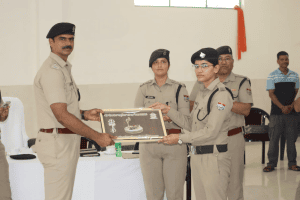 नीलकंठ कांवड़ यात्रा के सफल आयोजन पर पुलिस बल का सम्मान, एसएसपी सर्वेश पंवार ने 100 जवानों को सम्मानित किया।