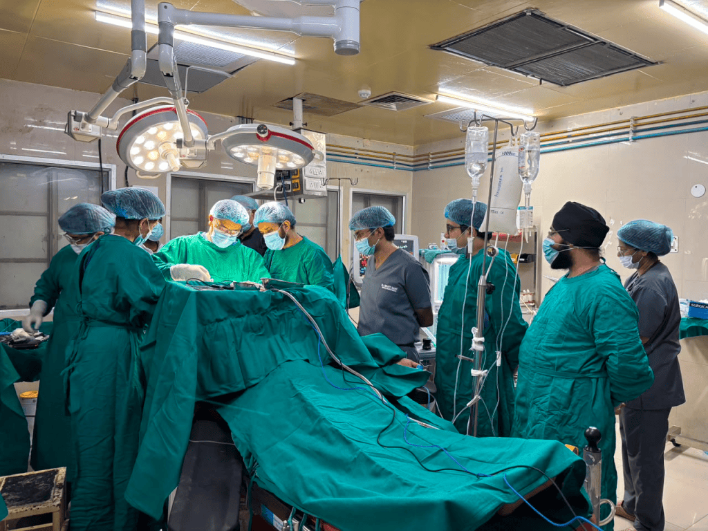 श्रीनगर बेस अस्पताल में 4 घंटे चली जटिल न्यूरो सर्जरी: सिर में धंसी हड्डी निकालकर केदारनाथ तीर्थयात्री की बचाई जान।