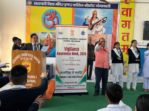 मेडिकल कॉलेज और विद्या मंदिर में सीवीओ प्रो. सेमवाल ने दिलाई ईमानदारी की शपथ, दोहराया भ्रष्टाचार मुक्त समाज का संकल्प।