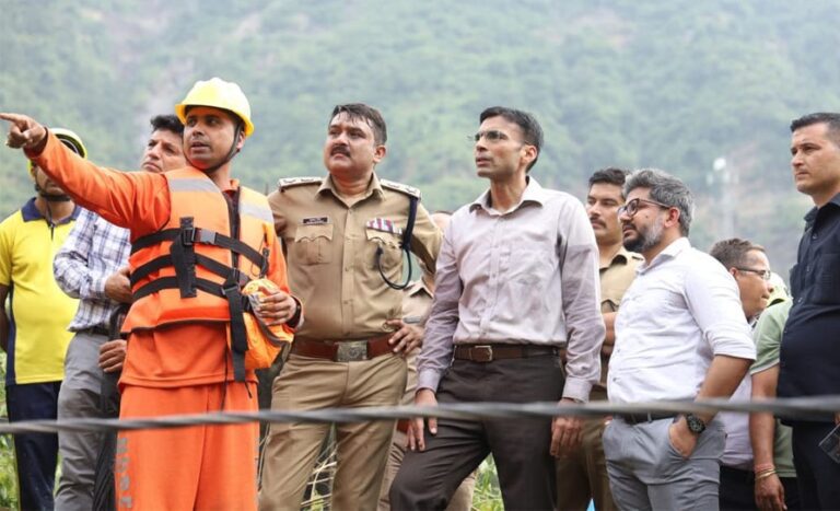 देहरादून अतिवृष्टि (Dehradun Heavy Rain) आपदा: जिलाधिकारी सविन बंसल (DM Savin Bansal) ने रेस्क्यू (Rescue) अभियान चलाया, 70 लोगों को सुरक्षित निकाला