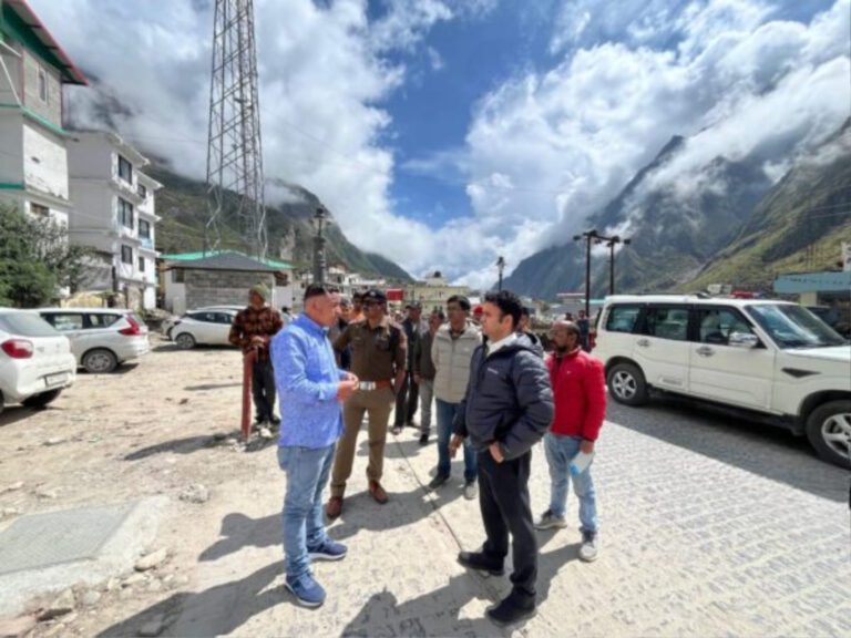 बीकेटीसी मुख्य कार्यकारी विजय प्रसाद थपलियाल ने मंदिर परिसर में भिक्षावृत्ति रोकने और अतिक्रमण हटाने का निरीक्षण किया | Badrinath Temple Encroachment Removal and Begging Ban