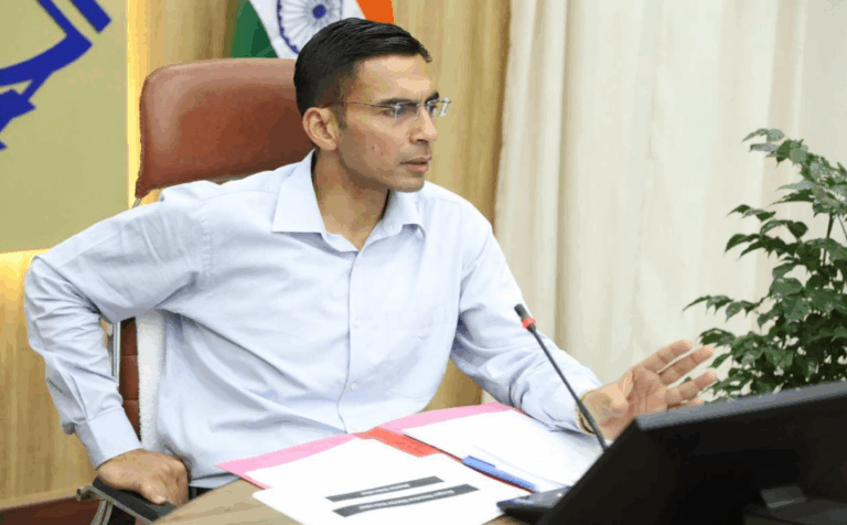 देहरादून: जिला प्रशासन ने निर्धन परिवार की 3 बेटियों को स्कूल में दिलाया दाखिला, बड़ी बहन को रोजगार प्रशिक्षण की पहल | Dehradun District Administration School Admission for 3 Orphan Girls 2025