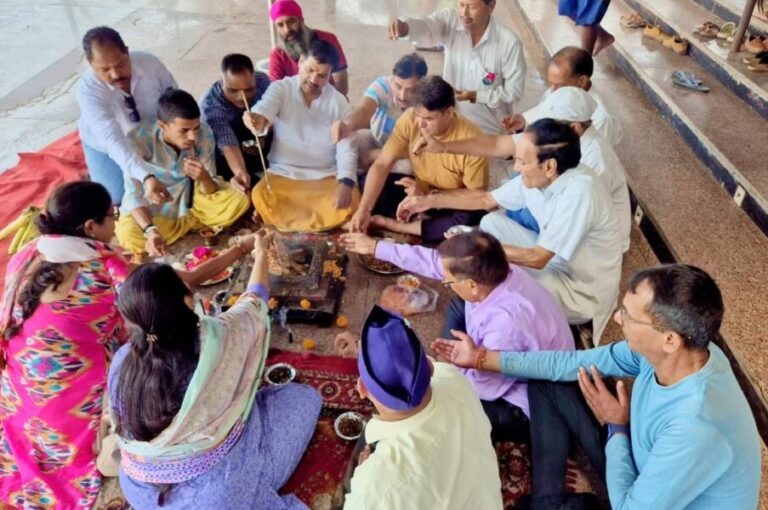 कांग्रेसजनों ने त्रिवेणी घाट पर हवन-तर्पण कर इंद्र देव से आपदा समाप्ति की प्रार्थना की | Congress Havan Tarpan Indra Dev Uttarakhand Disaster Relief