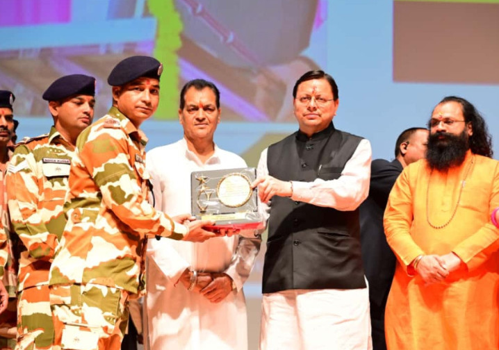 dehradun cm dhami aapda yoddha sammaan sahayta rashi samayhastakshar