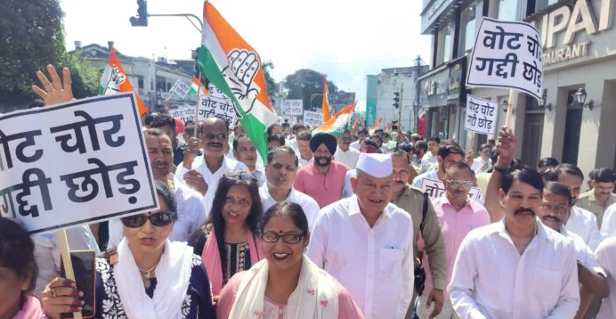 dehradun paper leak congress cm dhami aavas gherao samayhastakshar