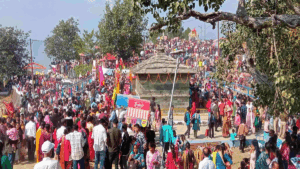 manjughosh kanda mela 2025: ढोल-दमाऊं की थाप पर देव नृत्य, 45 निशान चढ़े और भक्तों पर देव पश्वा की छाया