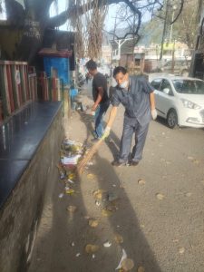 डॉ. बी.पी. नैथानी दंपति के स्वच्छता अभियान की बार एसोसिएशन ने की सराहना।
