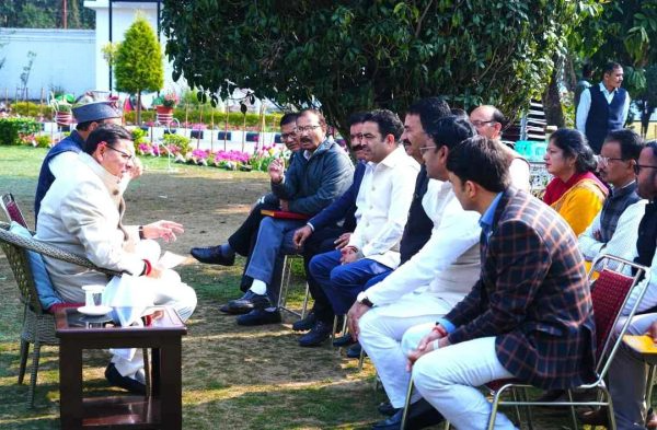 मुख्यमंत्री पुष्कर सिंह धामी ने सरकारी कार्यालयों और शिक्षा संस्थानों में सुरक्षा को लेकर कड़ा रुख अपनाया