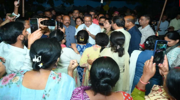 देहरादून में कैनाल रोड पर शराब ठेके के विरोध में महिलाओं का धरना, मंत्री गणेश जोशी ने समाधान का भरोसा दिया।