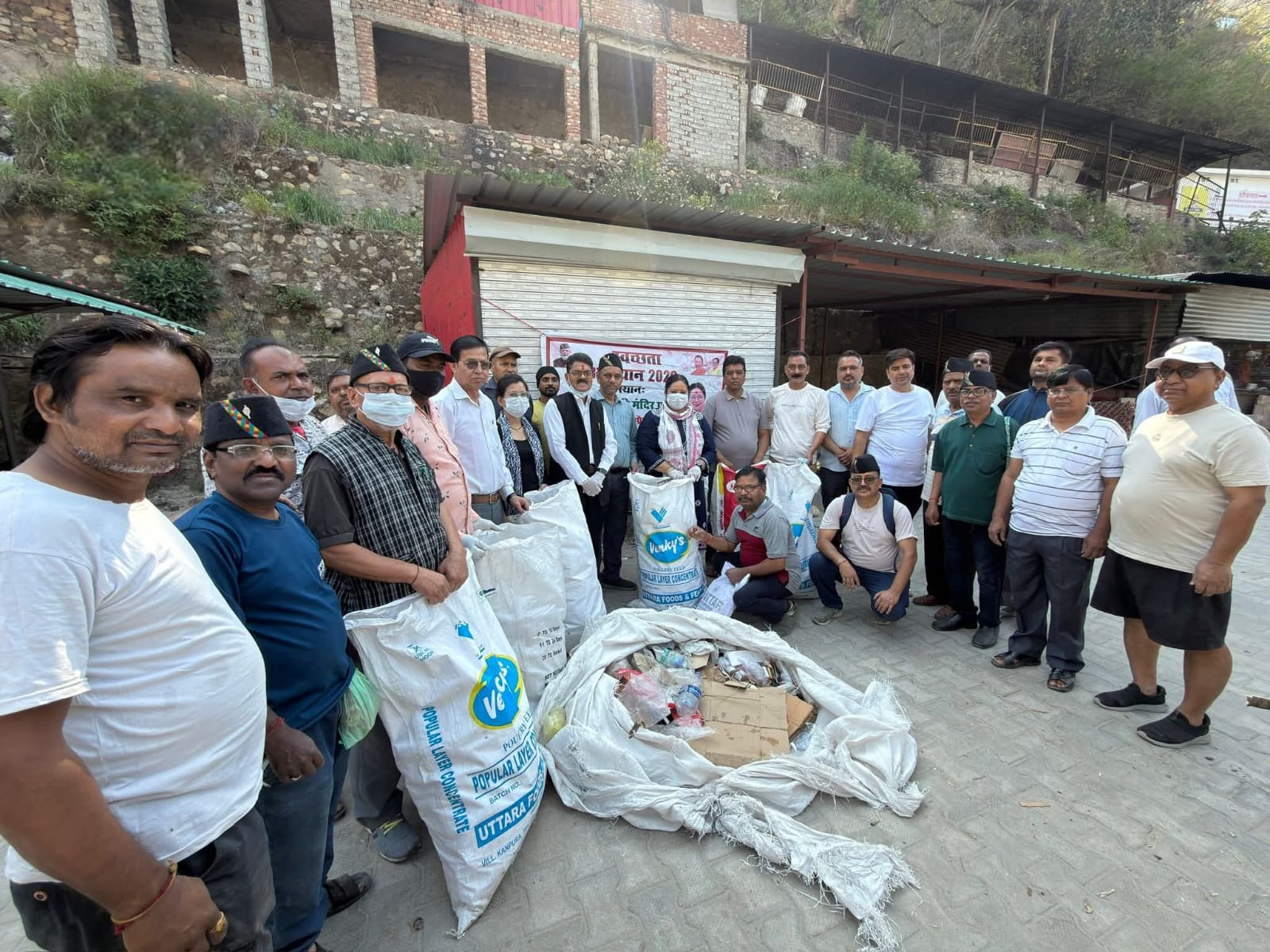 Dhari Devi Mandir Parisar me chala swachhta abhiyan
