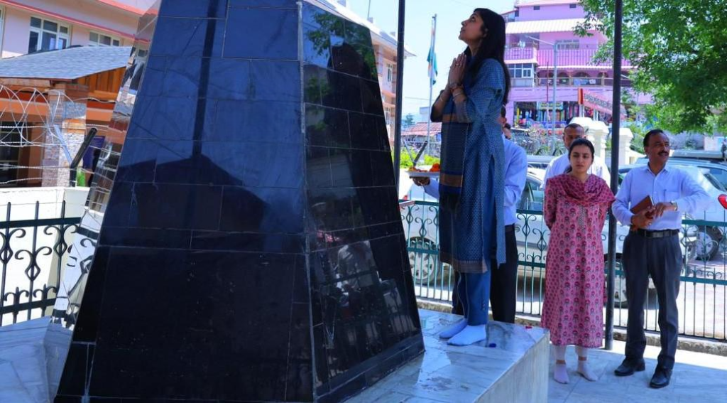 हेमवती नंदन बहुगुणा जयंती पर पौड़ी में श्रद्धांजलि, स्मारक के सौंदर्यीकरण के निर्देश।