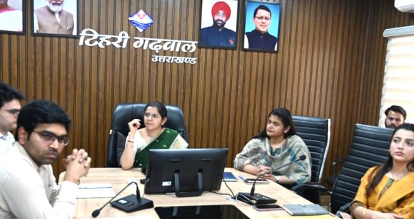 टिहरी में पिरूल संग्रहण को मिशन मोड में लागू करने के निर्देश, वनाग्नि नियंत्रण के साथ रोजगार सृजन पर जोर।