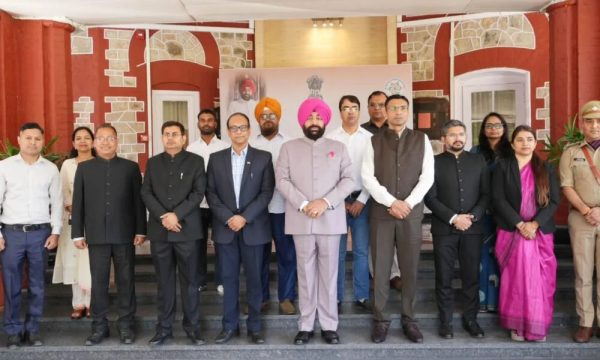 देहरादून में आपदा राहत कार्यों में उत्कृष्ट योगदान देने वाले अधिकारी-कर्मचारी सम्मानित