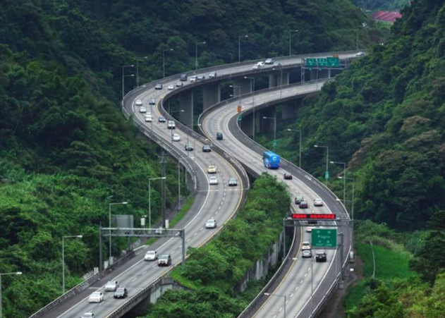 दिल्ली-देहरादून एक्सप्रेसवे पर जल्द दौड़ेंगी इलेक्ट्रिक बसें, किराया होगा सस्ता और सफर हाईटेक।