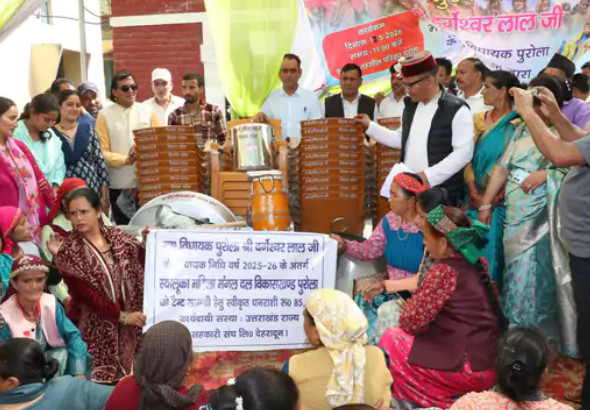 38 ग्राम पंचायतों की महिला मंगल दलों को विधायक दुर्गेश्वर लाल ने बांटी उपयोगी सामग्री