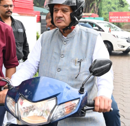 ईंधन बचत का संदेश देते स्कूटी पर नजर आए कैबिनेट मंत्री गणेश जोशी, सोशल मीडिया पर उठे सवाल