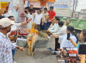 नीट पेपर लीक के विरोध में कांग्रेस का प्रदर्शन, केंद्र सरकार का पुतला फूंका