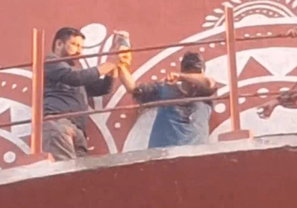 देहरादून : नर्सिंग अभ्यर्थियों का पानी की टंकी पर 34 घंटे से ज्यादा चला आंदोलन, खुद पर पेट्रोल छिड़ककर दी आत्मघाती चेतावनी