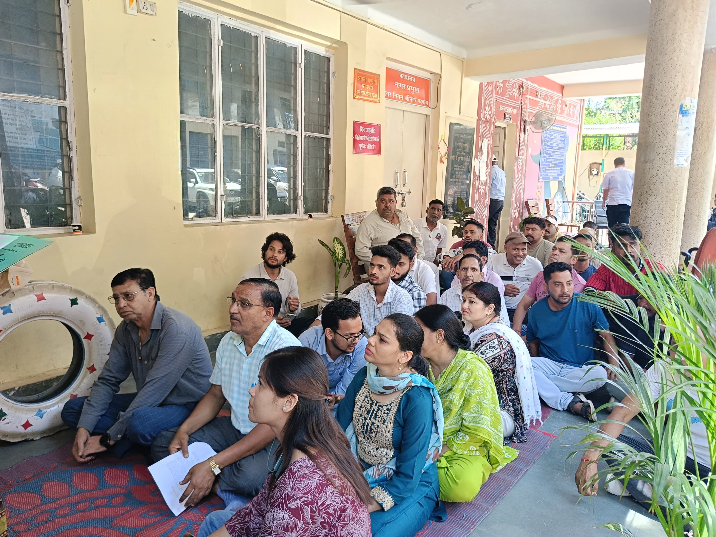 Parshad aur Nigam Karmchari aamne saamne