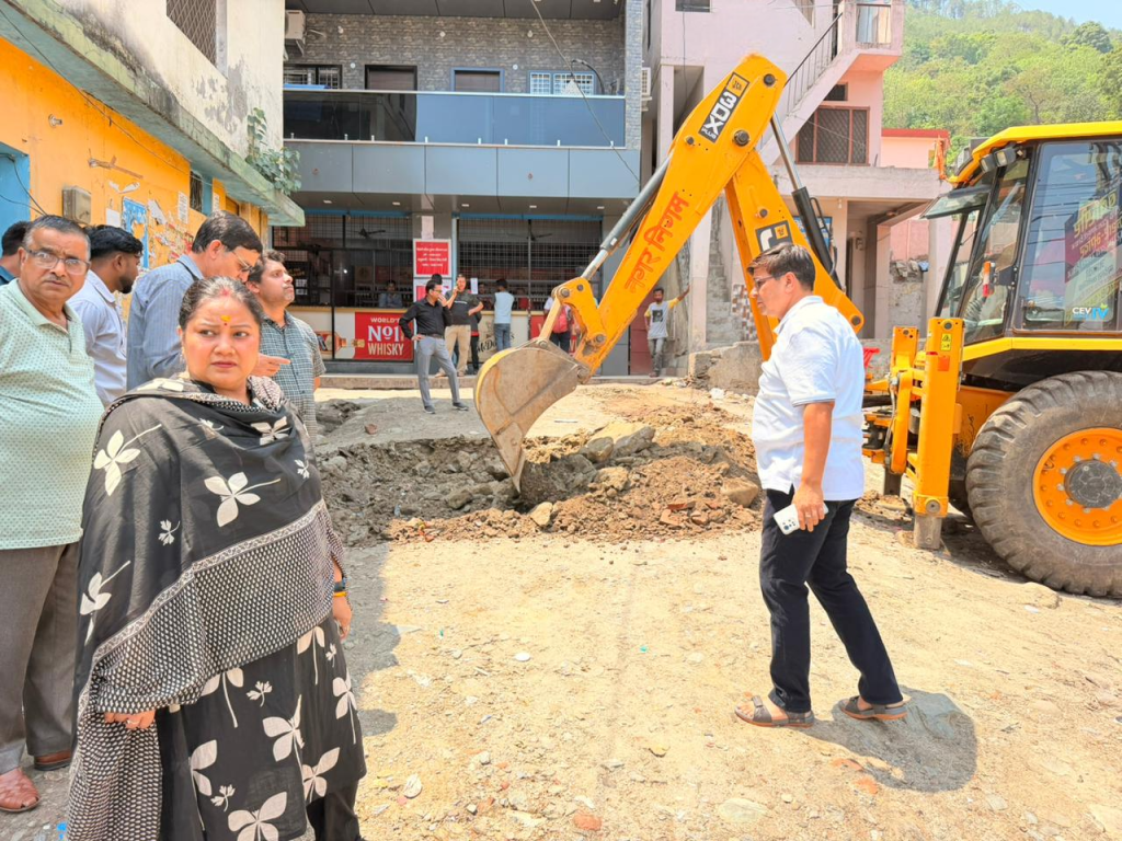 श्रीनगर गढ़वाल को व्यवस्थित पड़ाव के रूप में विकसित करने की कवायद तेज, बस अड्डे के पास विकसित हो रही नई पार्किंग।