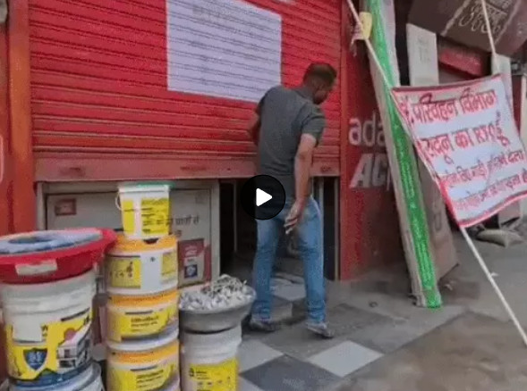 देहरादून : रिश्वत लेने पहुंचे इंस्पेक्टर को दुकान में बंधक बनाया, शटर बंद कर डेढ़ घंटे तक रोका