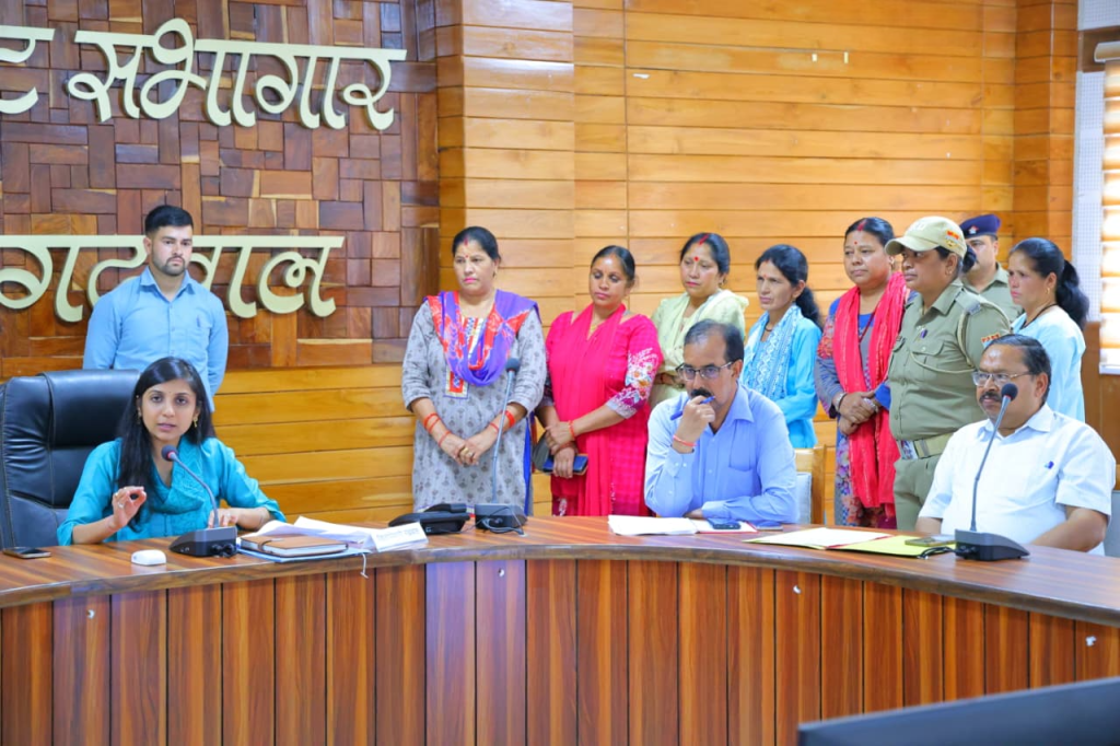 कलेक्ट्रेट में जनता मिलन कार्यक्रम, डीएम स्वाति भदौरिया ने जलभराव से पेयजल तक 19 शिकायतों का किया त्वरित निस्तारण।