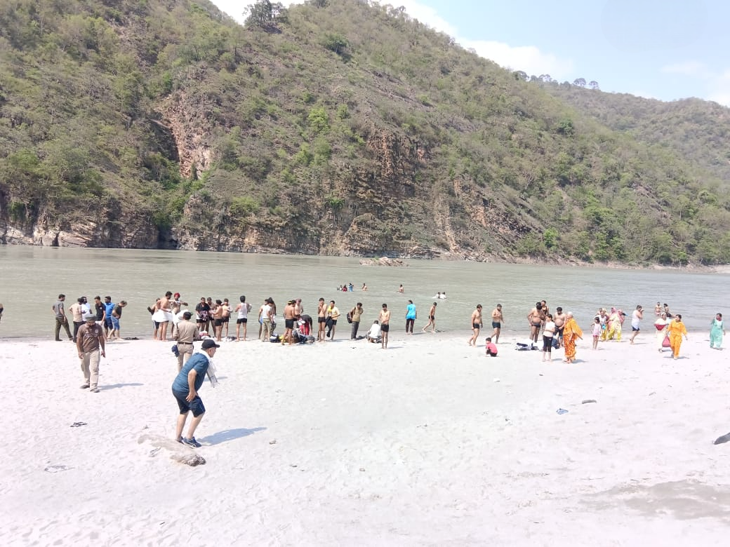 Dhari Devi aur Goa Beach par police ka sakht pehra