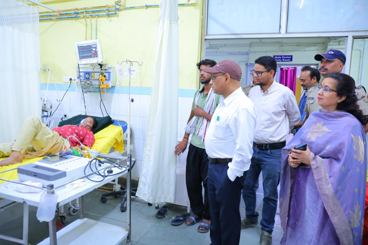 Mandalayukt Anand Swarup Ka Base Hospital Ka Aukchak Nirikshan
